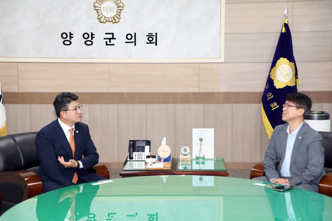 '대한적십자사 강원특별자치도혈액원 헌혈 은장유공패 수여' 게시글의 사진(3) '2025-10-13 대한적십자사 강원특별자치도혈액원 헌혈 은장유공패 수여(의장실) (7) 복사.jpg'