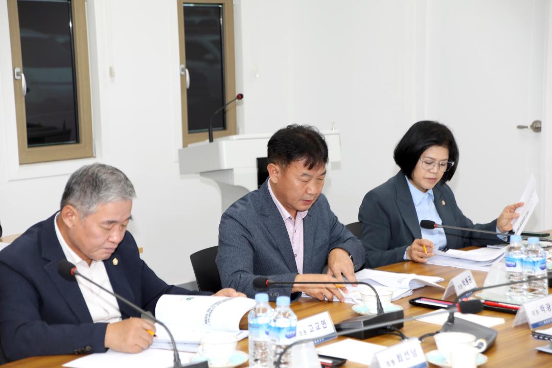 '집행부와의 의원간담회' 게시글의 사진(4) '2025-10-13 집행부와의 의원간담회(1층 회의실) (17) 복사.jpg'