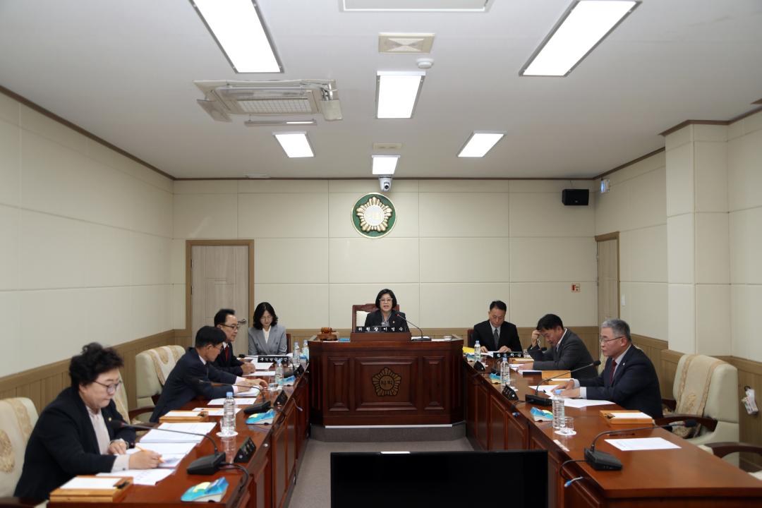 '제292회 임시회 조례심사특별위원회 제1차 위원회' 게시글의 사진(1) '2025-10-27 제292회 임시회 조례심사특별위원회 제1차 위원회(소회의실) (16) 복사.jpg'