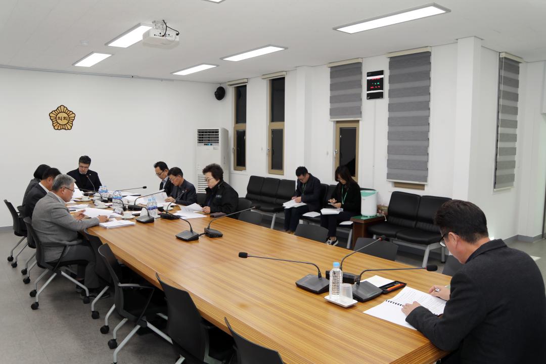 '집행부와의 의원간담회' 게시글의 사진(2) '2025-11-17 집행부와의 의원간담회(1층회의실) (13) 복사.jpg'