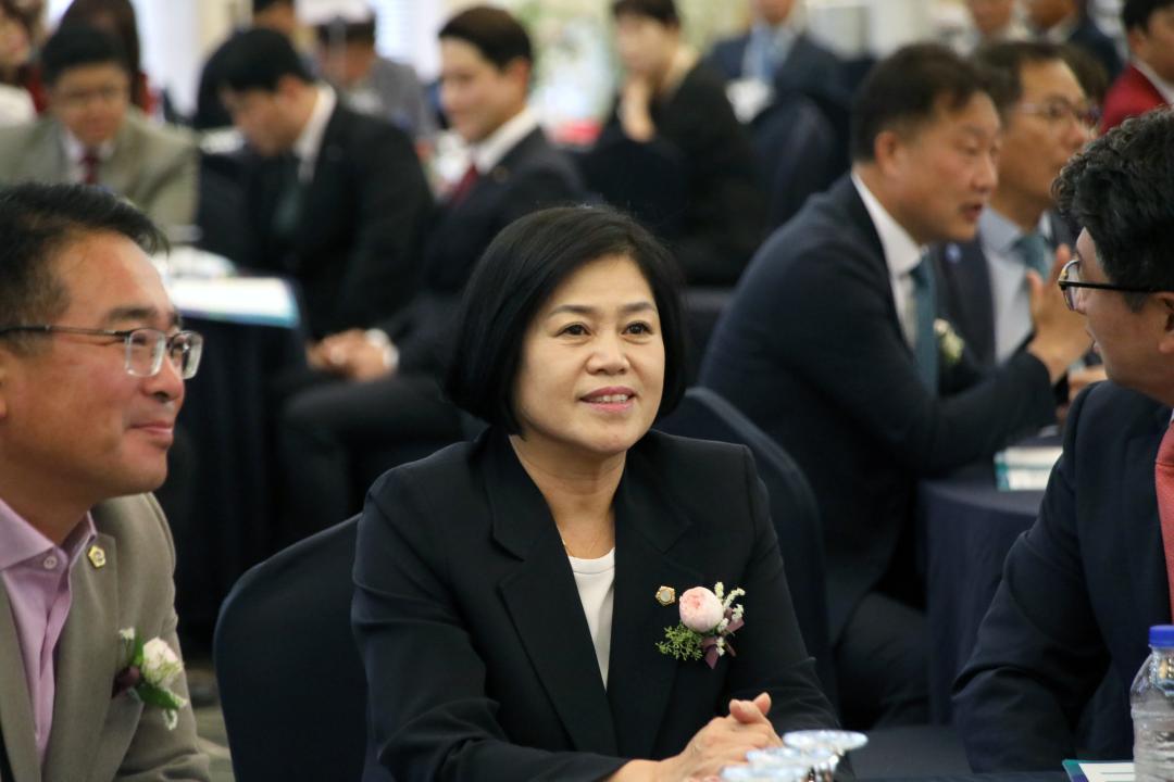 '양양현산 로타리클럽 제35대~제36대회장 이취임식' 게시글의 사진(4) '2025-07-05 양양현산 로타리클럽 제35대~제36대회장 이취임식(쏠비치) (4).jpg'