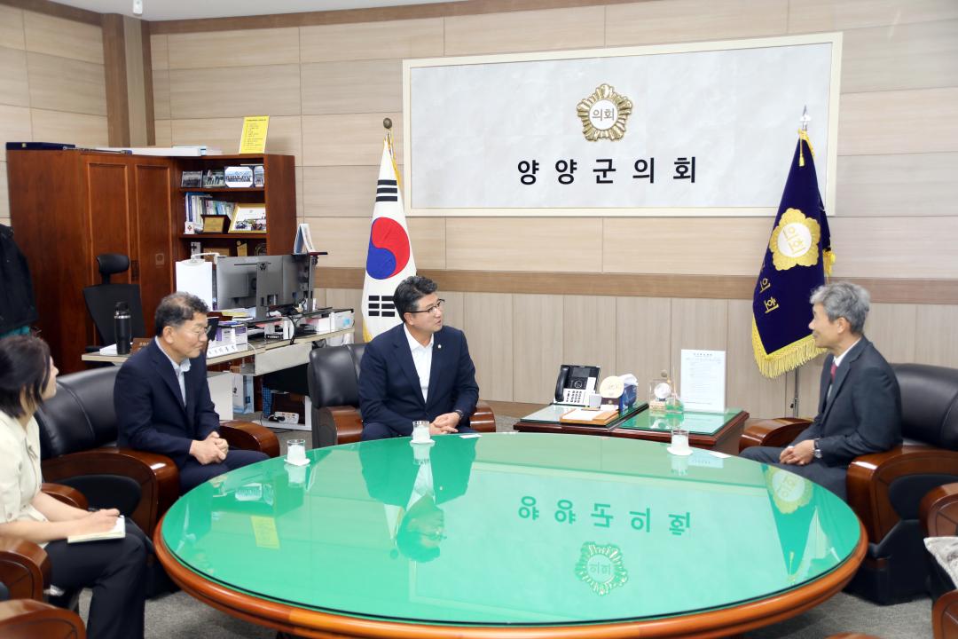 '강릉 KBS 신임국장 방문' 게시글의 사진(2) '2025-08-13 강릉 KBS 신임국장 방문(의장실) (2).jpg'