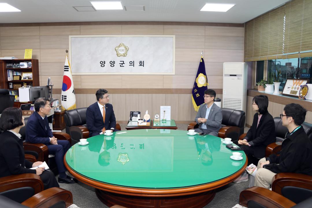 '대한적십자사 강원특별자치도혈액원 헌혈 은장유공패 수여' 게시글의 사진(1) '2025-10-13 대한적십자사 강원특별자치도혈액원 헌혈 은장유공패 수여(의장실) (2) 복사.jpg'