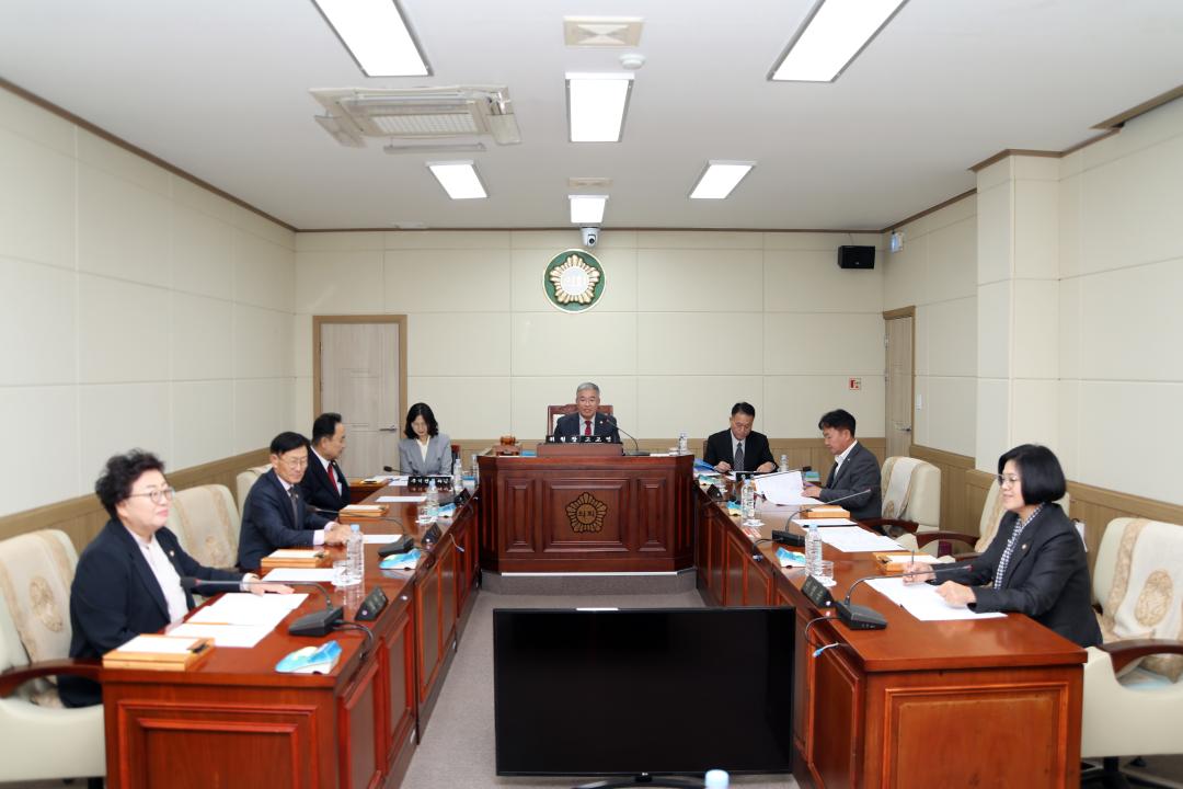 '제292회 임시회 행정사무감사특별위원회 제1차 위원회' 게시글의 사진(2) '2025-10-27 제292회 임시회 행정사무감사특별위원회 제1차 위원회(소회의실) (15) 복사.jpg'