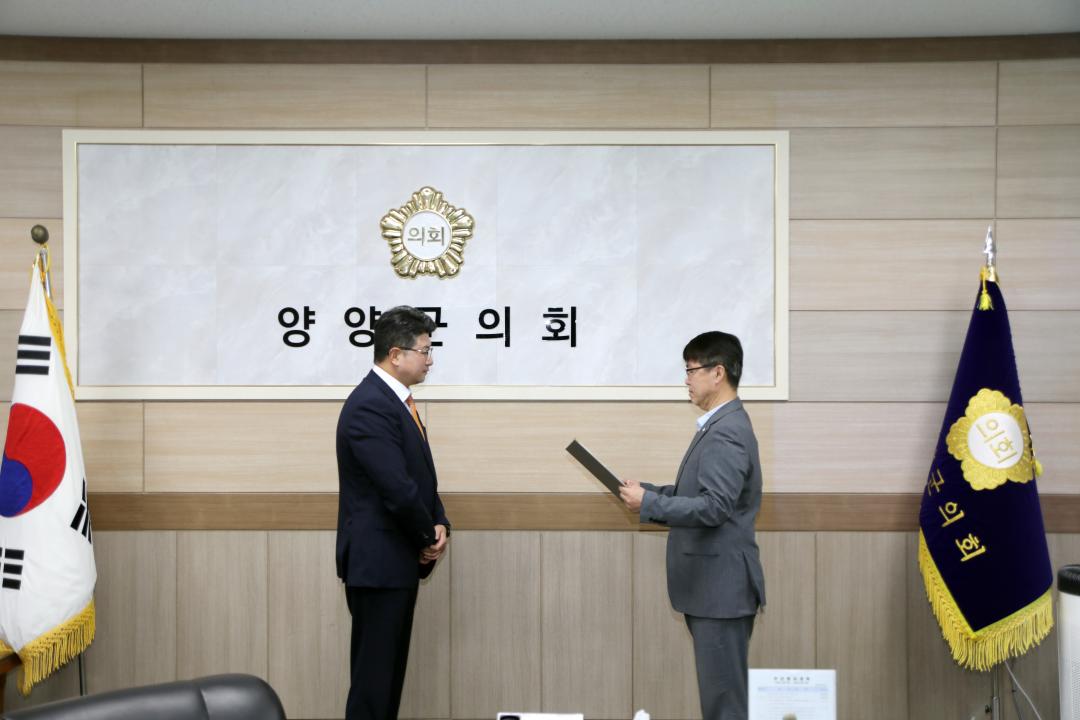 '대한적십자사 강원특별자치도혈액원 헌혈 은장유공패 수여' 게시글의 사진(4) '2025-10-13 대한적십자사 강원특별자치도혈액원 헌혈 은장유공패 수여(의장실) (12) 복사.jpg'