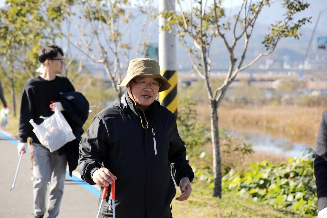 '2025 범도민 산소길 걷기행사' 게시글의 사진(8) '2025-11-15 2025 범도민 산소길 걷기행사(웰컴센터 광장) (210) 복사.jpg'