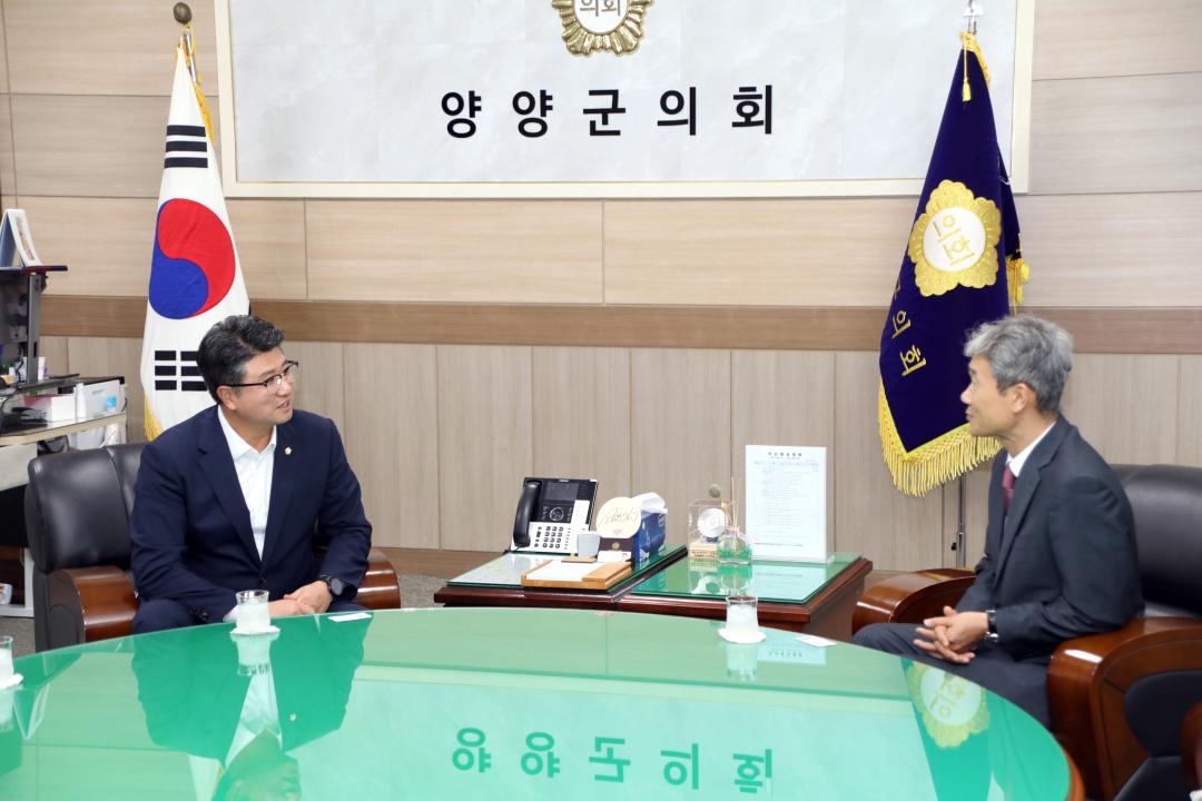 '강릉 KBS 신임국장 방문' 게시글의 사진(3) '2025-08-13 강릉 KBS 신임국장 방문(의장실) (5).jpg'