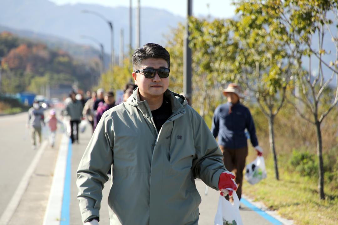'2025 범도민 산소길 걷기행사' 게시글의 사진(7) '2025-11-15 2025 범도민 산소길 걷기행사(웰컴센터 광장) (205) 복사.jpg'