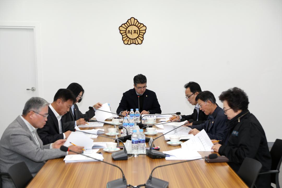 '집행부와의 의원간담회' 게시글의 사진(3) '2025-11-17 집행부와의 의원간담회(1층회의실) (24) 복사.jpg'