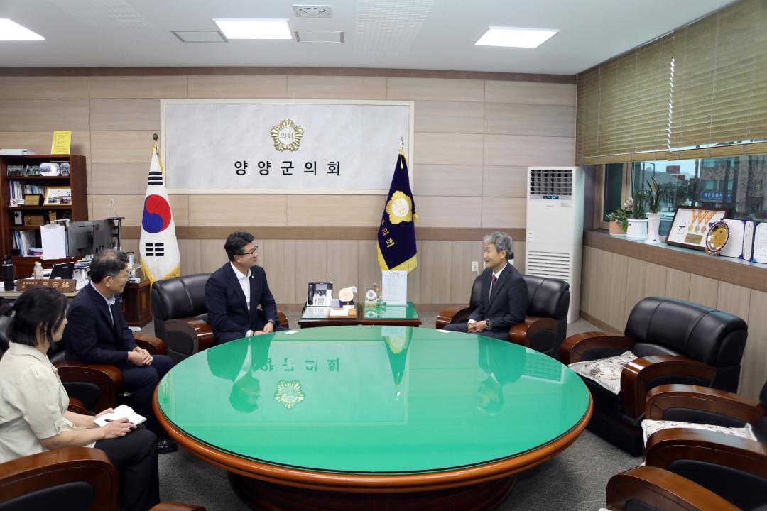 '강릉 KBS 신임국장 방문' 게시글의 사진(1) '2025-08-13 강릉 KBS 신임국장 방문(의장실) (1).jpg'