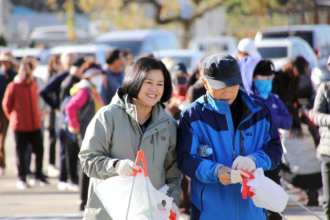 '2025 범도민 산소길 걷기행사' 게시글의 사진(6) '2025-11-15 2025 범도민 산소길 걷기행사(웰컴센터 광장) (125) 복사.jpg'