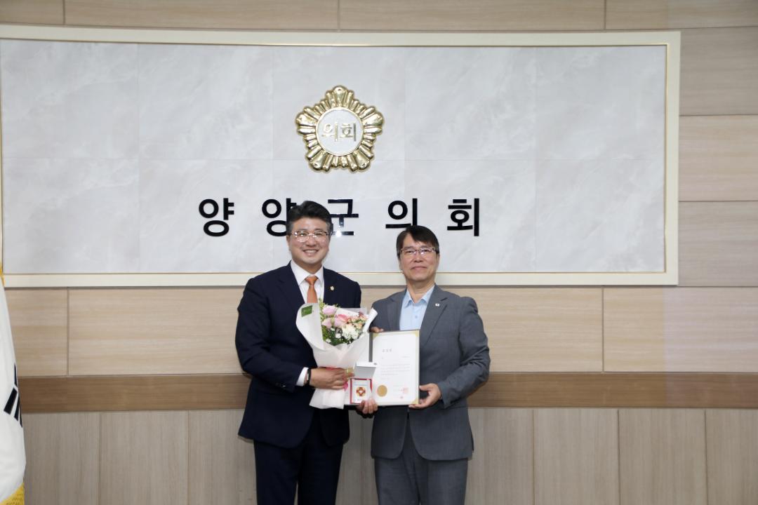 '대한적십자사 강원특별자치도혈액원 헌혈 은장유공패 수여' 게시글의 사진(5) '2025-10-13 대한적십자사 강원특별자치도혈액원 헌혈 은장유공패 수여(의장실) (16) 복사.jpg'