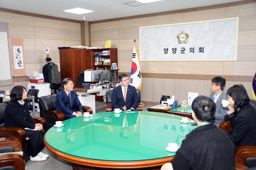 '대한적십자사 강원특별자치도혈액원 헌혈 은장유공패 수여' 게시글의 사진(2) '2025-10-13 대한적십자사 강원특별자치도혈액원 헌혈 은장유공패 수여(의장실) (4) 복사.jpg'