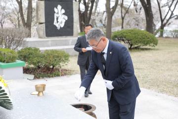 양양군의회 재선거 고교연 의원 충혼탑 참배