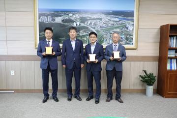 2021년 상반기 퇴직 공무원 공로패 수여